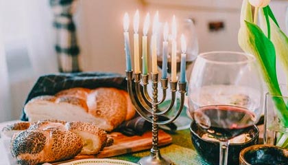 韩鹏、王大雷看望患癌小球迷,一同约定庆祝动作