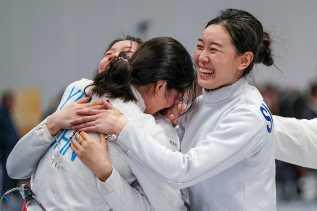 1722043890295085436.jpg (体育)(2)击剑——女子重剑世界杯(南京站)团体赛:中国队晋级半决赛XxjpseC007347_20240324_PEPFN0A001.jpg